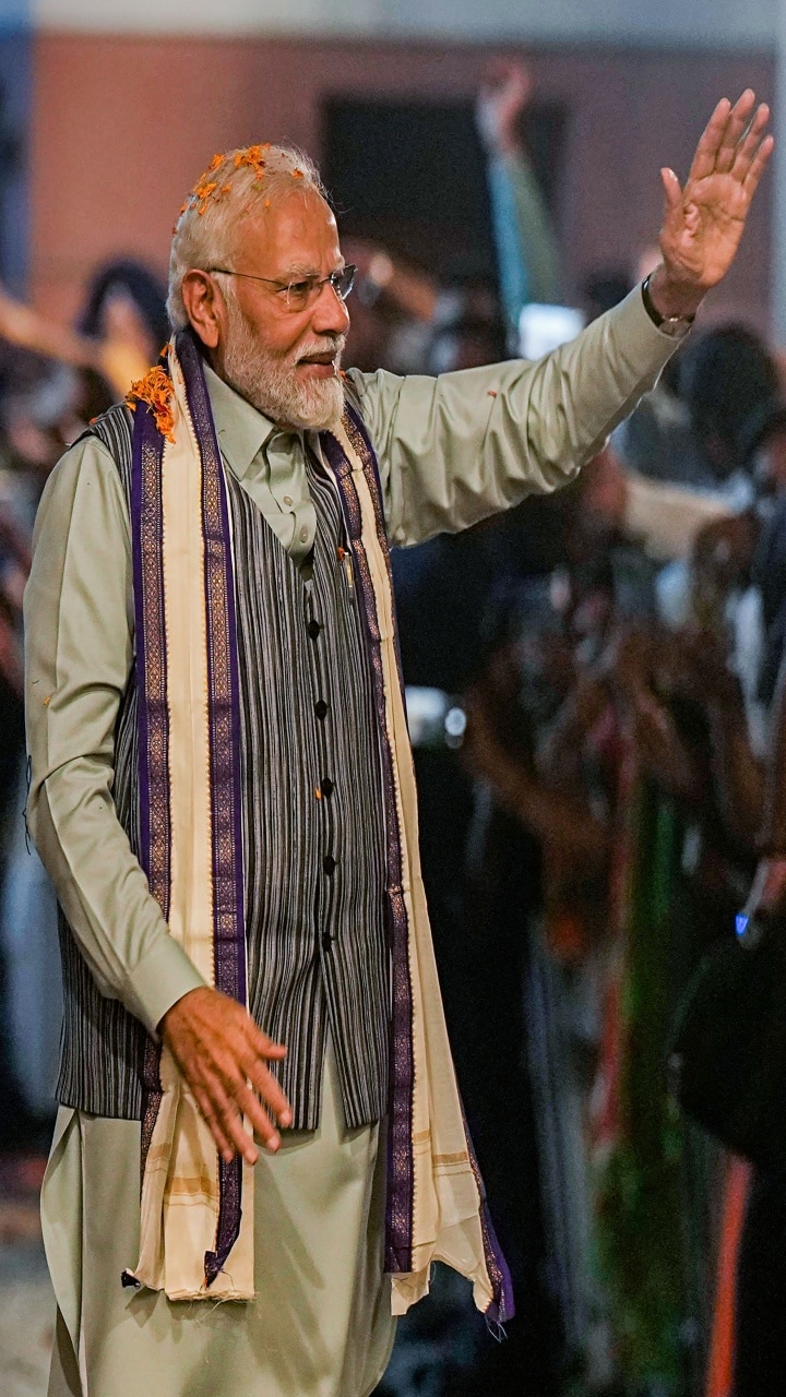10 Elegant Looks of PM Narendra Modi That Speak His Style