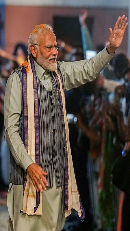 pm modi dress designer How Narendra Modi has made turban, kurta-jackets his signature style | Fashion News