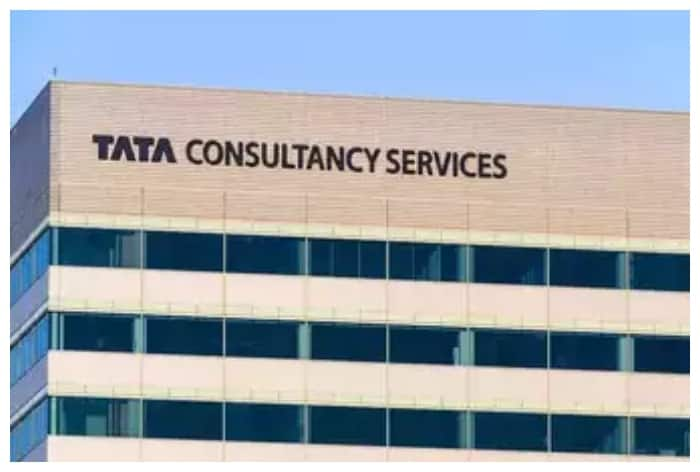 Good News For TCS Employees: IT Firm Announces 8% Salary Hike For Its offsite Staff, Top Performers to Get BIG Raise