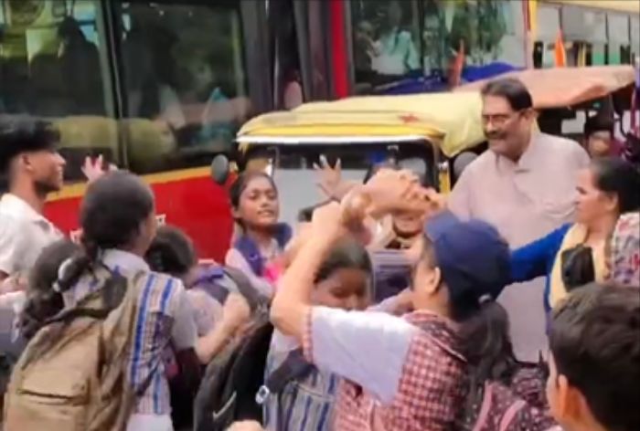 स्कूल यूनिफॉर्म में ही भिड़ गईं लड़कियां, लात-घूंसे चले फिर खींचे एक ...
