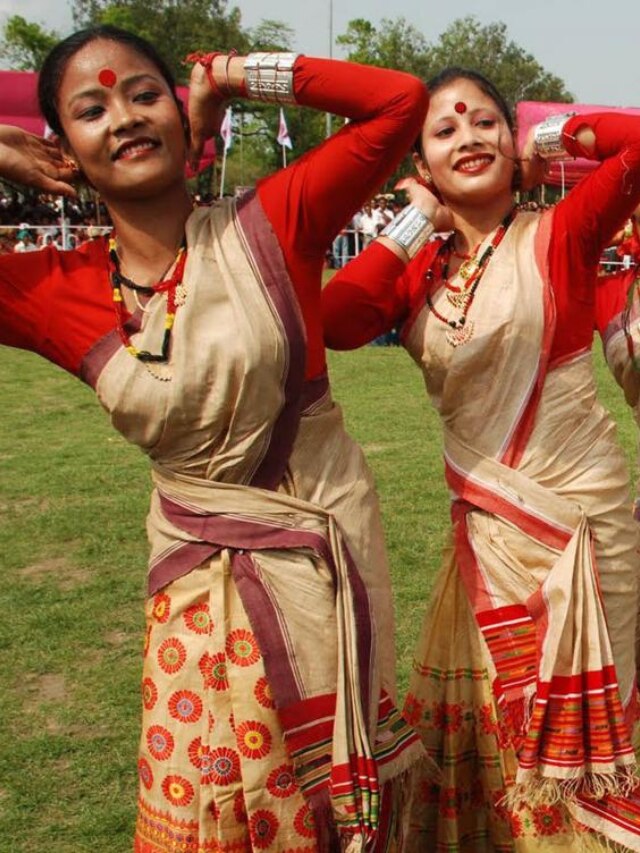 Cartoon Assamese Women Doing Bihu Or Folk Dance On White Background.  23295102 Vector Art at Vecteezy