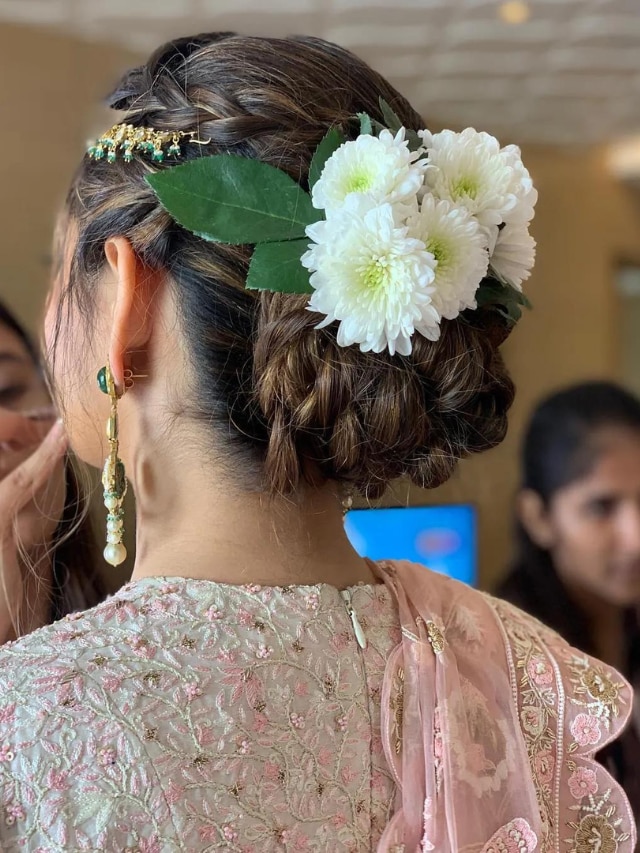 Bloom like a flower on your big day! 💐✨ Get inspired with this timeless floral  bun hairstyle for your wedding. 🌸💍 Swipe left to see the… | Instagram