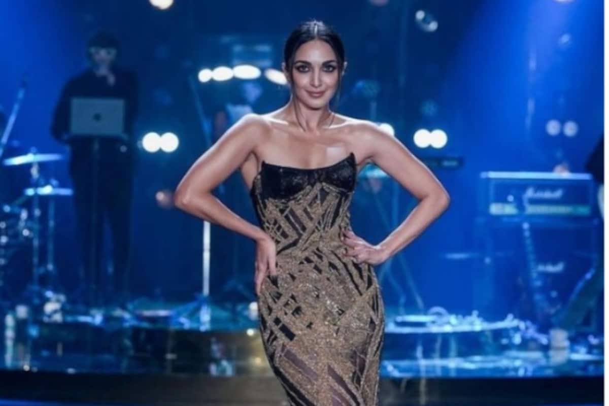Kiara Advani Sets Social Media up in Flames With Strapless Black And Golden  Embellished Gown at LFW 2023- HOT PICS