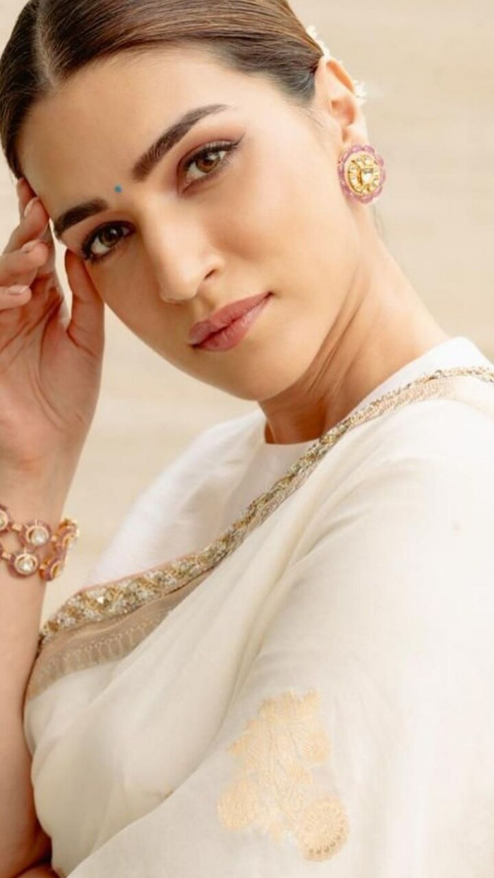 Kriti Sanon for Kalyan Jewellers event : r/BollywoodFashion