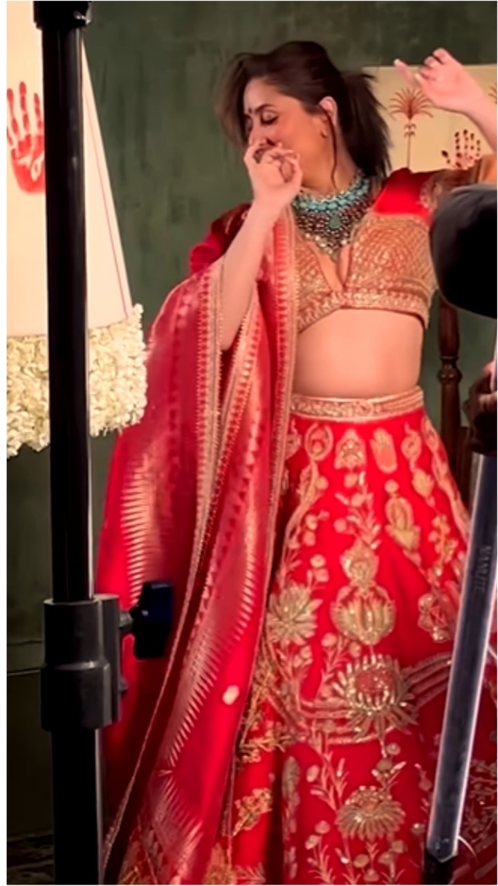 Watch: Kareena wears 32 kg lehenga for 'Ki and Ka' song - YouTube