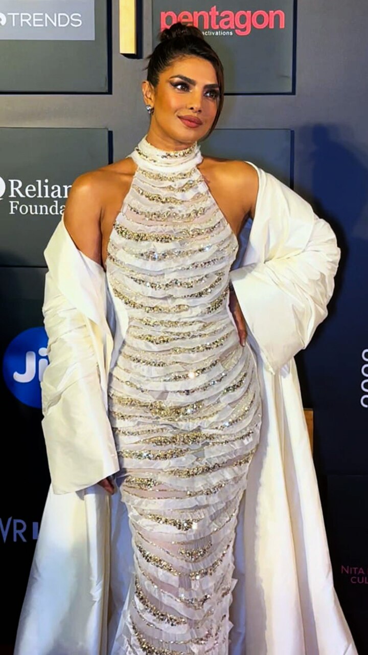 Fashion News | Priyanka Chopra Jonas' White Slip Dress is The Perfect Outfit  for Your Next Date Night | 👗 LatestLY