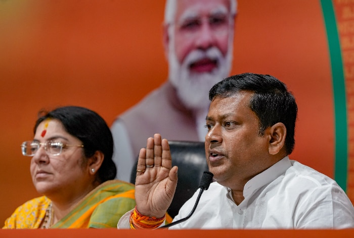 BJP Stage Protest In West Bengal Assembly Over TMC’s ‘Misgovernance ...