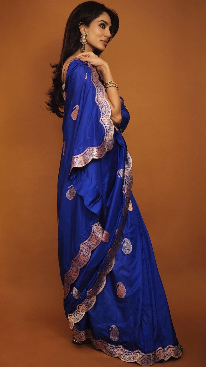 Premium AI Image | Regal Elegance Mesmerizing Bride in Royal Blue Saree  Wedding Beauty