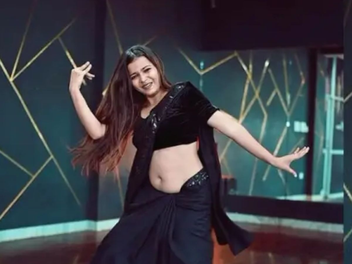 Ladki Ka Dance ब्लैक साड़ी में लड़की ने किया ऐसा जोरदार डांस इंटरनेट पर फैंस को कर दिया मदहोश 3054