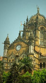 शॉर्ट स्कर्ट पहनना, उन्हीं कपड़ों में डांस या इशारे करना अश्लीलता नहीं: बॉम्बे HC