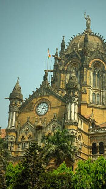 शॉर्ट स्कर्ट पहनना, उन्हीं कपड़ों में डांस या इशारे करना अश्लीलता नहीं: बॉम्बे HC