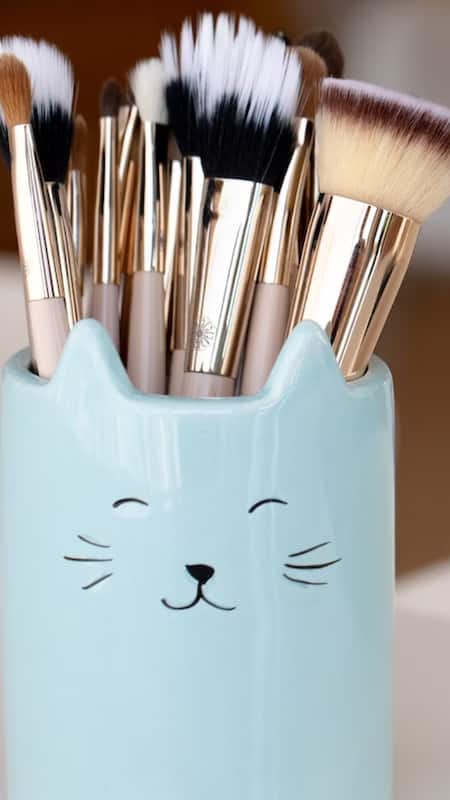 7-Step Ritual to Clean Your Makeup Brush