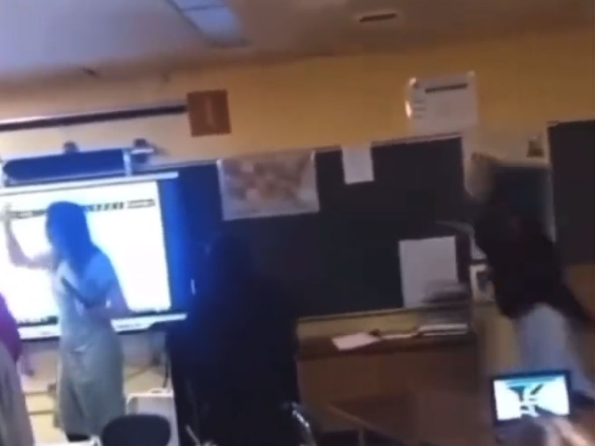 Viral Video स्टूडेंट ने टीचर के ऊपर फेंक के मारी कुर्सी... जमीन पर गिराया, देखिए क्लास में क्या