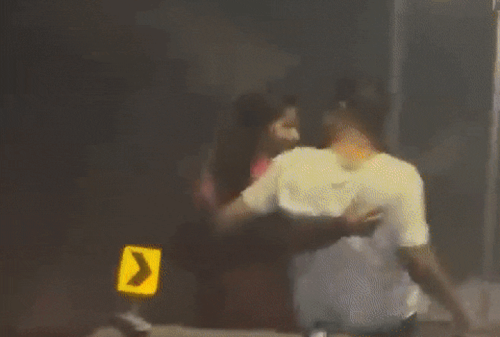 वायरल वीडियो: हैदराबाद के जोड़े ने कार के खुले सनरूफ पर किया चुंबन, इंटरनेट  ने दी प्रतिक्रिया