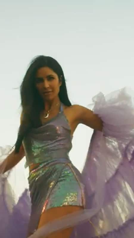 katrina kaif in silver dress KatrinaKaif looks glam in silver dress at Nykaa Femina Beauty Awards 2022. Watch!
