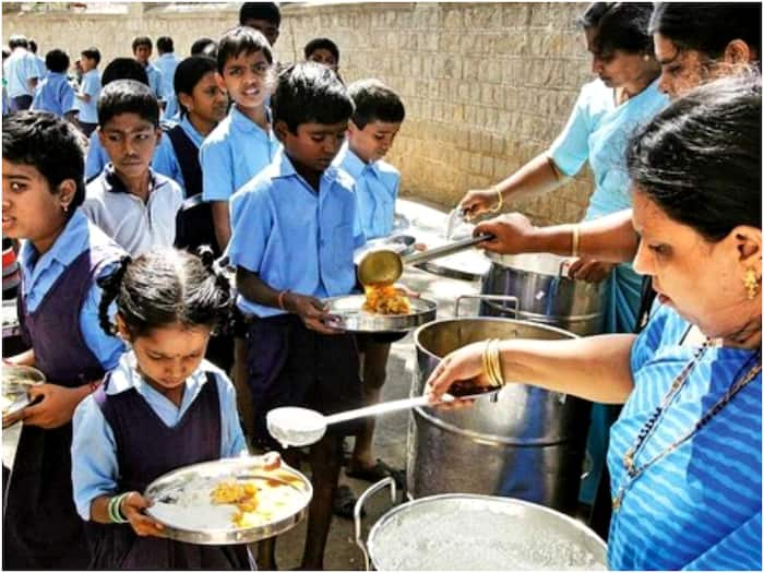 80 students hospitalized after eating biscuits as part of a nutrition program at a school in Maharashtra