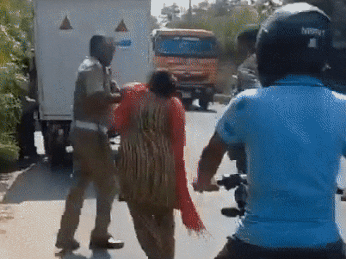 Viral Video: Woman E-Rickshaw Driver Thrashes Traffic Cop With Clippers ...