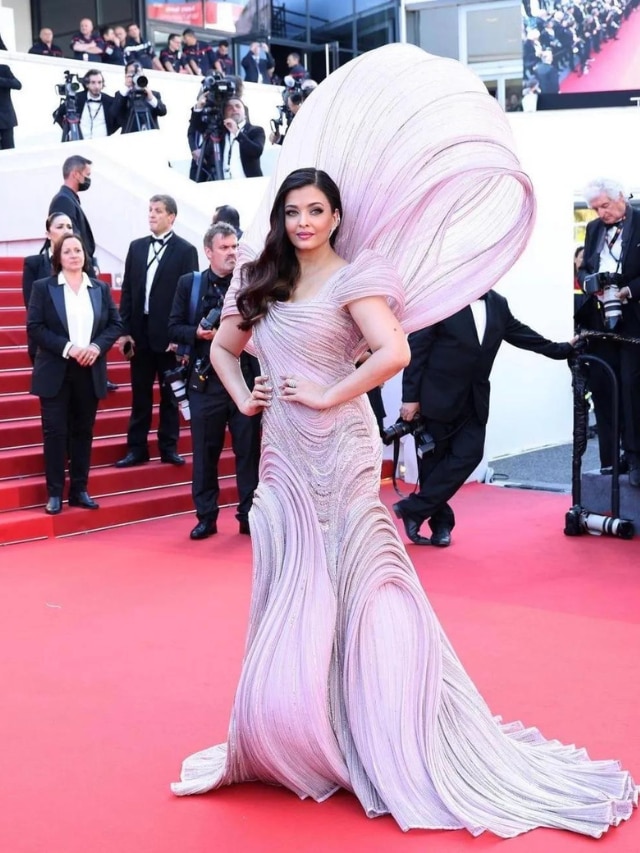 Cannes 2017: Aishwarya Rai channels her inner Cinderella in glorious blue  gown | coastaldigest.com - The Trusted News Portal of India