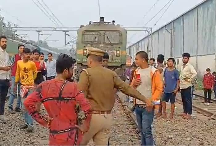 WATCH: Barauni-Lucknow Express, Saharsa-New Delhi Special Train Passengers Stranded As Loco Pilots Walk Off, Says 'Duty Over'