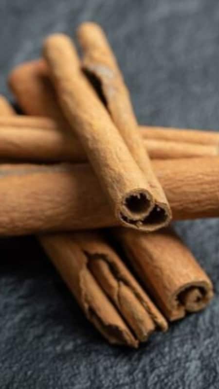 Cinnamon contains anti-inflammatory properties that prevents collagen breakdown and skin elasticity.