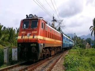 Indian Railways ने लंबी दूरी की करीब 100 ट्रेनें कैंसिल की, कई डायवर्ट; देखें- पूरी लिस्ट