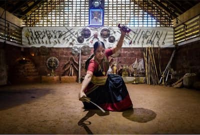 Meet Meenakshi Gurukkal, 80-Year-Old Granny Who Gives Kalaripayattu Sword Lessons in a Saree and How! | India.com