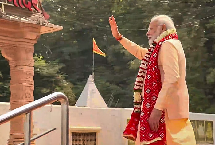 PM Modi Offers Prayers at Maa Bamleshwari Temple In Chhattisgarh