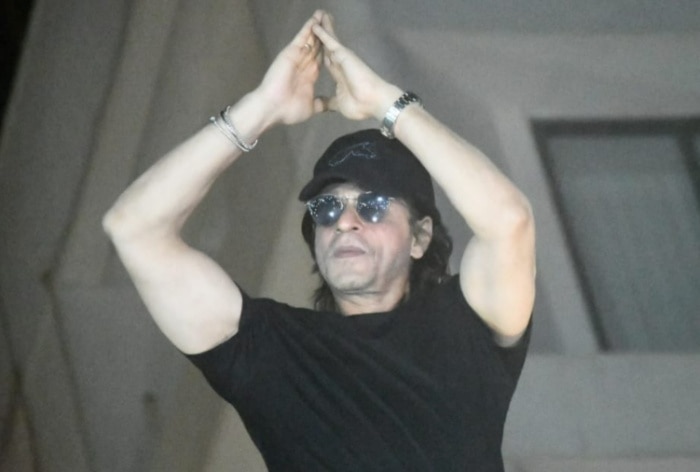 Shah Rukh Khan Gives a Midnight Surprise to Fans on 58th Birthday ...