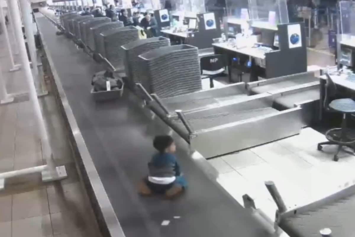 baby-on-the-baggage-belt-at-the-airport-video-viral