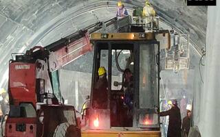 Uttarkashi Tunnel Rescue Update: रेस्क्यू टीम के लिए बनाया जा रहा प्रोटेक्शन अंब्रेला, हैदराबाद से मंगाया गया प्लाज्मा कटर