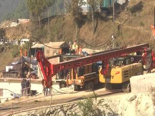 Uttarkashi Tunnel Rescue: सरिया के जाल में फंसी ऑगर मशीन बाहर निकाली गई, अब होगी Vertical Drilling