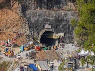 Uttarkashi Tunnel Rescue: वर्टिकल ड्रिलिंग का काम शुरू, ऑगर मशीन खराब होने से श्रमिकों के परिजनों की बेचैनी बढ़ी