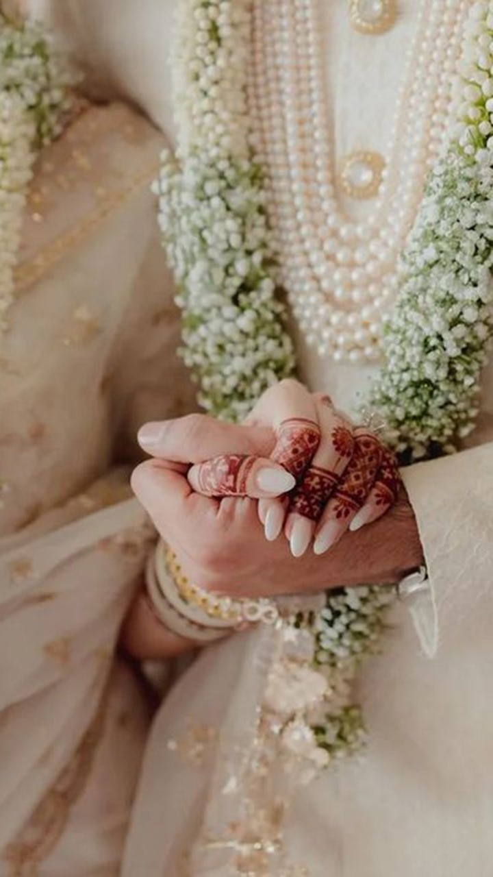 36 Wedding Day Nails & Inspiring Bridal Ring Selfies ⋆ Ruffled