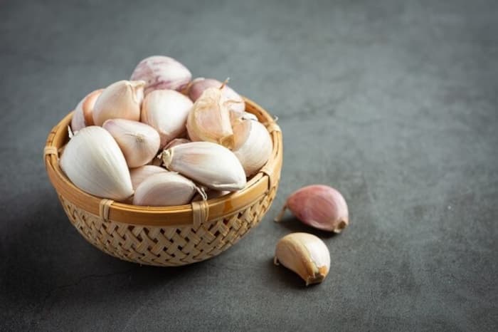 Weight Loss: 5 Ways to Incorporate Raw Garlic in Your Morning Routine For Slimmer Waistline