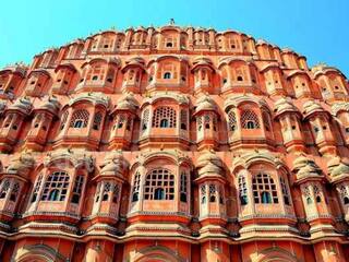 भगवान श्रीकृष्ण के मुकुट जैसा दिखता है हवा महल, 'पैलेस ऑफ विंड्स' को देखने आते हैं देश-विदेश से पर्यटक