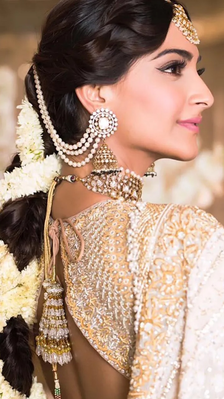 Karwa Chauth 2023: Enhance look of your sarees and lehangas with these  hairstyles, jhumkas, mehendis