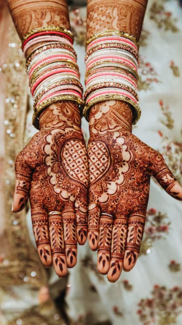 Different Types Of Mehndi Designs For Karwa Chauth 2023-पहला करवा चौथ है और  दुल्हन की तरह हाथों पर सजाना चाहती हैं मेहंदी, यहां देखें लेटेस्ट डिजाइन,  दिल हो जाएगा ...