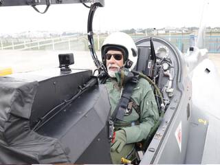 PM Modi ने फाइटर जेट Tejas को उड़ाया, Photos में दिखा अलग अंदाज