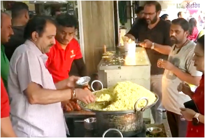 MP Assembly Elections Watch Sweet Shop Distributes Free Poha Jalebi To ...