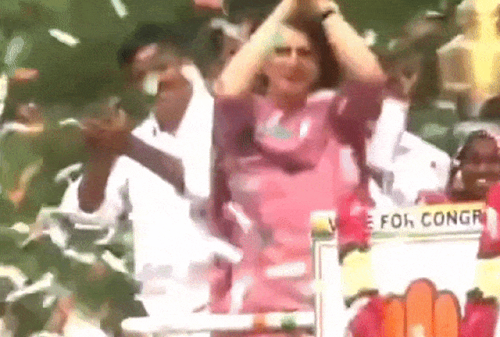 priyanka-gandhi-dances-with-fol-artists.