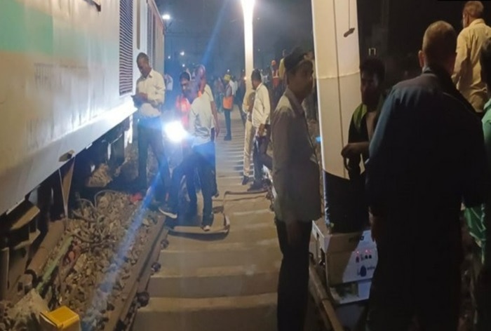 WATCH: Suhaildev Superfast Express Train Going From Ghazipur Delhi's To Anand Vihar Terminal Derails At Prayagraj Junction