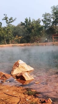 घने जंगलों में बहती है गर्म पानी की नदी, महाभारत से जुड़ा है इतिहास