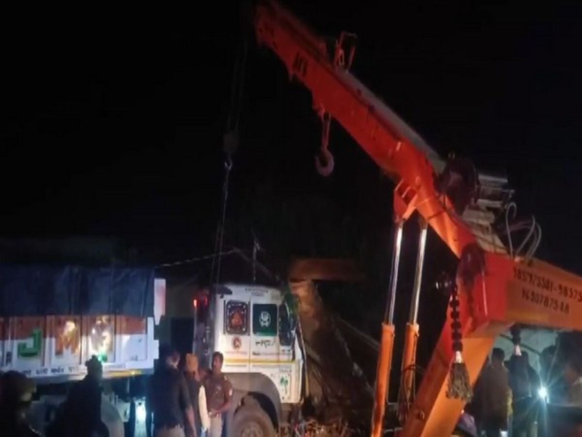 3 Dead, Many Injured As Dumper Truck Rams Into Dhaba In Etawah, Uttar ...