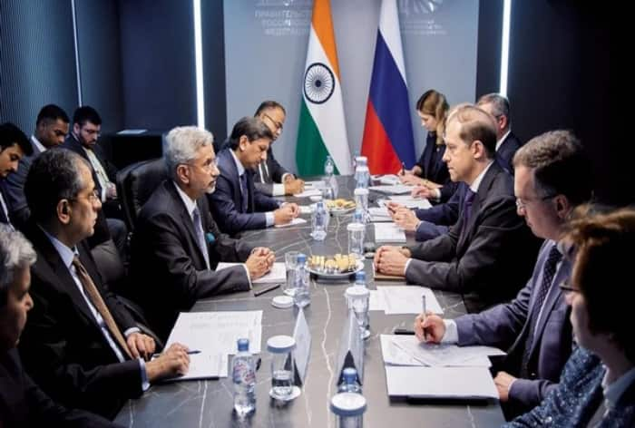 EAM Jaishankar with Russian officials in Russia (Image: ANI)