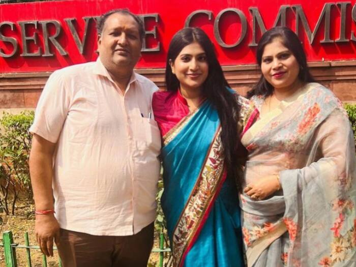 IAS Priyanka Goel With Her Parents (Instagram)