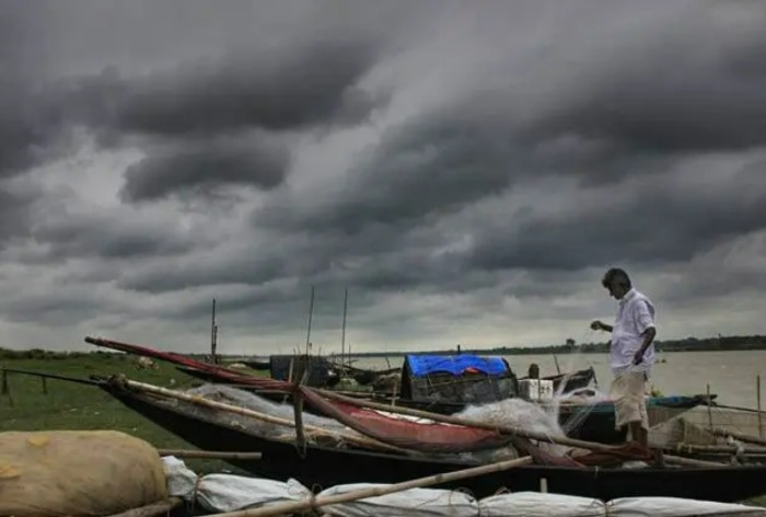 118 Trains Cancelled, Schools Shut, High-Alert Issued As Tamil Nadu ...