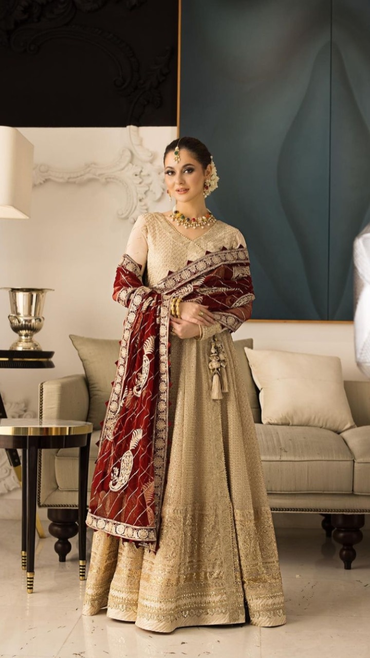 hania amir dresses in ishqiya Pakistani Stunning Hania Amir Photoshots Hania  A… | Asian wedding dress pakistani, Stylish dresses for girls, Indian  fashion dresses