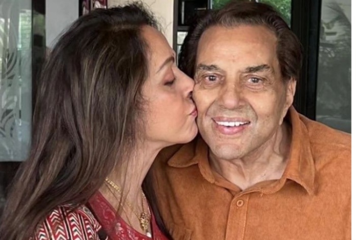 Hema Malini’s Adorable Kiss Sparks Fans Love For The ‘Evergreen Jodi’- See PICS