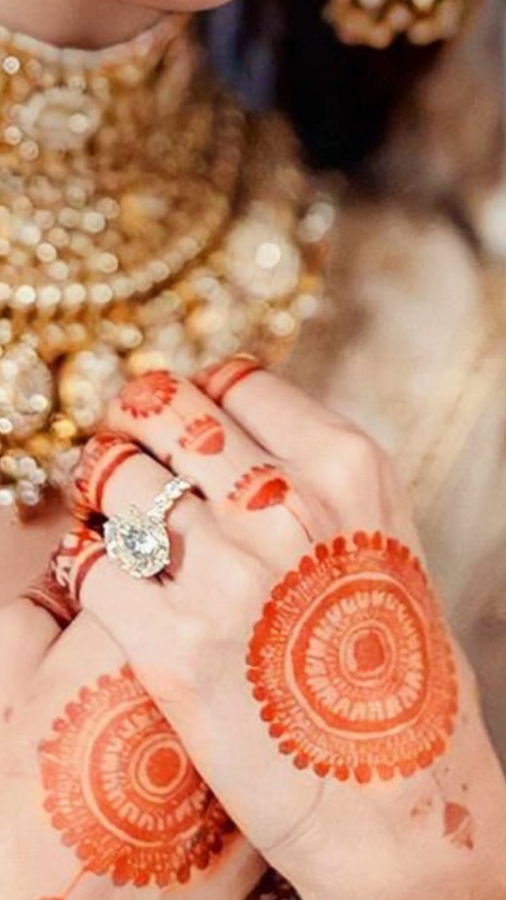 Top 90+ Mehndi Designs For Hands | WeddingBazaar