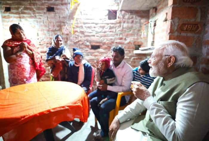 'God Visited My Home': PM Modi Drops In For Tea At Home Of Billionth Ujjwala Scheme Beneficiary | WATCH